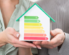 Energieausweis ganz einfach im PSD WohnBegleiter beantragen Modellhaus mit Veranschaulichung der Energieeffizienzklassen